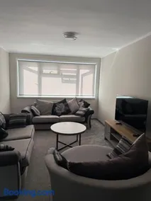 Beautiful Spacious Flat - Image 3