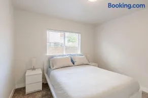 Luxurious 5 Bedroom Home with AC and EV Plug - Image 4