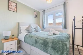 Modern 3BR Home by Hyped Properties Best for Groups & Contractors Flexible Stays Near Centre with Free Parking - Image 3