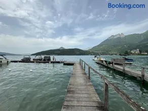 Studio Le Beach du Lac d'Annecy avec les pieds dans l eau, plage et ponton privé - Image 1