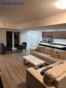 Entire 3 bedroom townhouse - Image 1