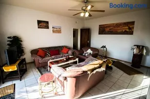 John-Lou's One-bedroom Apartment - Image 4