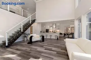 Spacious home with pool & BBQ grill - Image 5