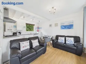 Lodge 12 - 2 bed with parking - Image 3