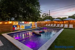 Luxury Downtown Retreat with Pool and Hot Tub, 6Bdr - Image 5