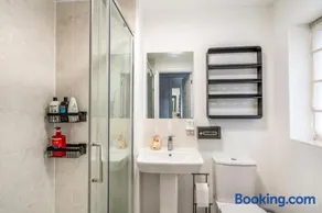 3-Bed Home Chichester with Parking, Ensuite & Garden - Image 3