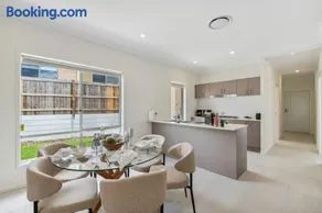 Tranquil 3B2B Home with Parking Backyard and 5Mins walk to Mall - Image 2