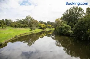 Rare 3BR Parramatta House Walk to CBD Sleeps 8 Aircon Heating BBQ Cricket Pitch - Image 1