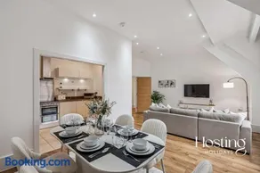 The Hamilton Suite - 2Bed Apartment with Parking - Image 4