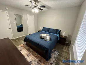 Modern & Cozy Apartment near The Galleria - Image 1