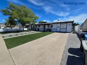 Remodeled 3BR Home for 8 with private Yard & Parking - Image 2