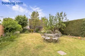 Spacious 5 Bedroom 11 Guest Family House in Horsham - Image 5