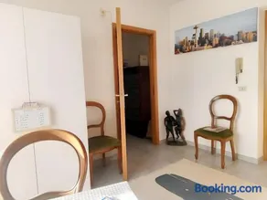 Charming Apartment in Vibo Valentia with Terrace, 60 m² - Image 3