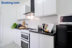 Spacious 3-Bedroom House in St Helens by Eason Stays, Ideal for Families & Business Travellers with Free Parking - Image 4