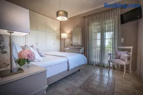 Tierra Verde, Luxury Retreat with 3 Acres Lush Garden - Image 3