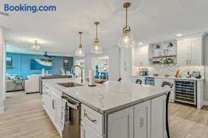 Waterfront home, luxury design, HOT TUB - Image 4
