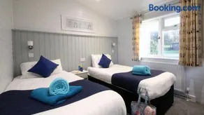 Oakdene 4 Bedroom Superior Lodge with Hot Tub - Image 5