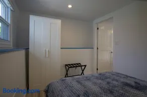 Private Suite, Near Downtown, Free Parking - Ground Floor - Image 2
