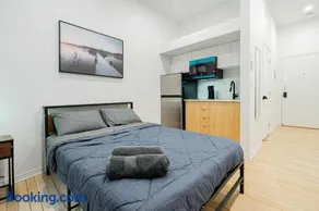 Cozy Studio Near Downtown Montreal With Parking - Image 4