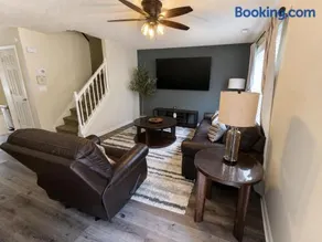 Spacious 3BR Retreat Perfect for Groups Near Downtown - Image 1