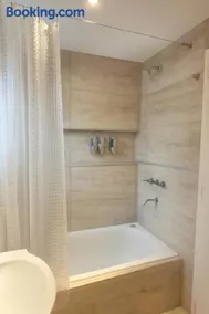 Duplex premium a 2 cuadras de la laguna con parrilla y cochera - Image 4