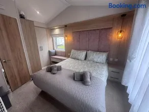Derwent View Luxury Lake Side Caravan Home - Image 3