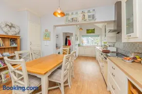 Bright & spacious 4-bedroom bungalow with garden - Image 1
