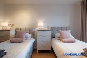 Mackie Residence - SJA Stays - 3 Bed Apartment with parking - Image 4