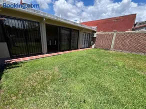 Casa Luminosa Con patio y garaje - Image 2