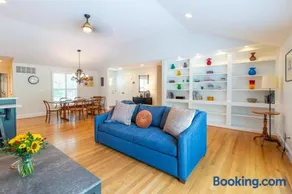 Spacious home with an outdoor pool, screened porch, washer dryer & central AC - Image 1
