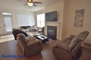 Bright, charming, modern townhouse in Winder - Image 2