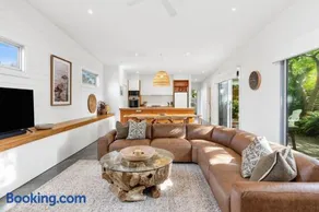 Hitchcock Getaway; Central Barwon Heads, Sleeps 6 - Image 2