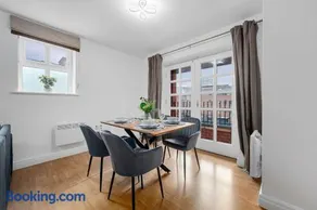 2 Bed Altrincham Flat Free Parking - Image 5