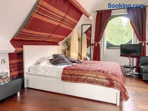 Suite de luxe avec espace salon et balnéo à la campagne - Image 4