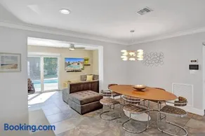 Hollywood Villa close to the BEACH w/HEATED POOL - Image 2