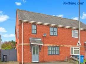 Conveniently located 3 bed spacious home for couples, families and groups in Ipswich - Image 1