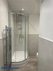 Beautiful Spacious Flat - Image 2