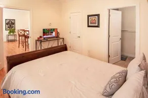 Uptown 23rd District Cozy 1BDR Walkable80 & Fast WiFi - Image 5