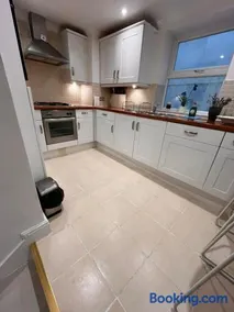 1 Bedroom Seafront Lower Ground Floor Apartment with Private Parking - Image 2