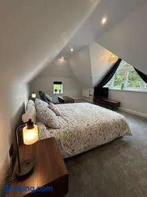 Goring River Retreat with Gym and Wellness Area - Image 4