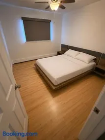 Modern Lakefront House - Image 2