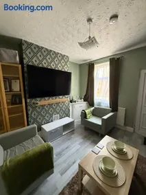 Cosy Room Near Train & Hospital - Image 1