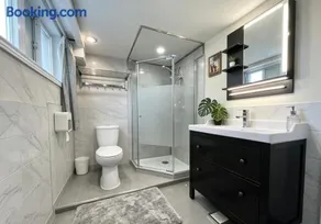 Bright&Modern Space Perfect for couple and Family Step to public transit in Toronto - Image 2