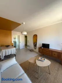 Studio flat in Les Arceaux with separate kitchen, bright, quiet, trendy, central - Image 2