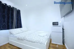 Cosy Room with en-suite bathroom and shared kitchen - Image 1