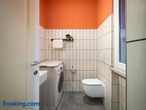 Lake view with Aircon - 5 minutes from the beach! - Image 3