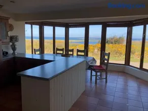 House with sea views close to Beach with WiFi and large kitchen and dining - Image 5