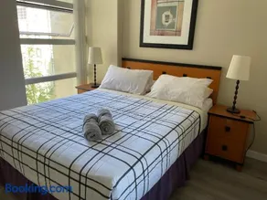 1BD+Den condo, with free parking in Downtown! - Image 3