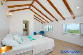 Villa Korta - Spacious House with Pool - Image 2