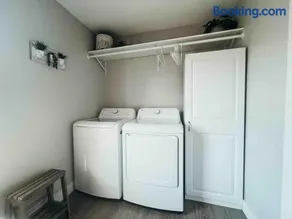 Modern Ranch 3 BDRM, sleeps 6 with HOT TUB - Image 3